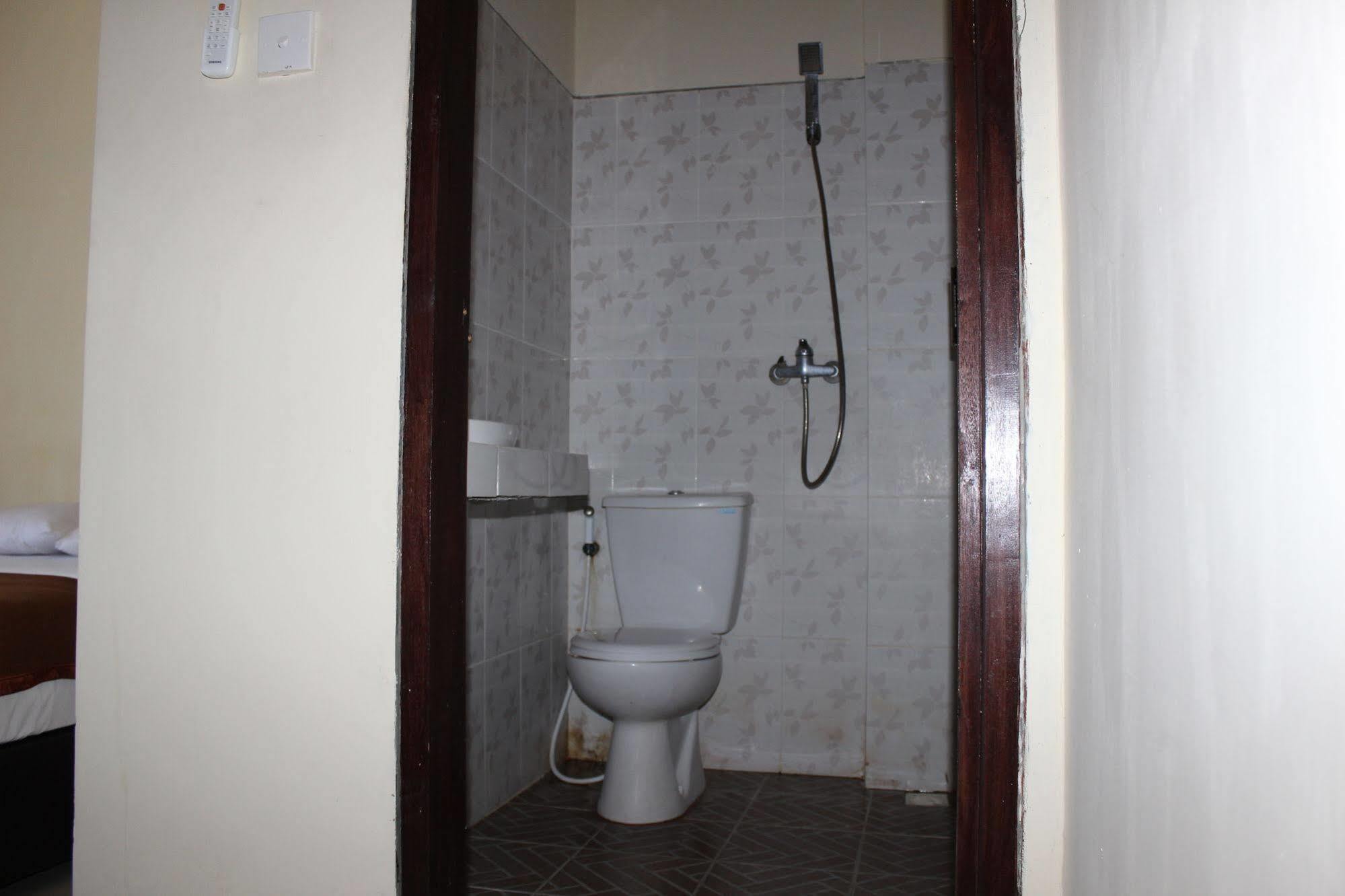 קוטה לומבוק Ayu Beach Inn מראה חיצוני תמונה